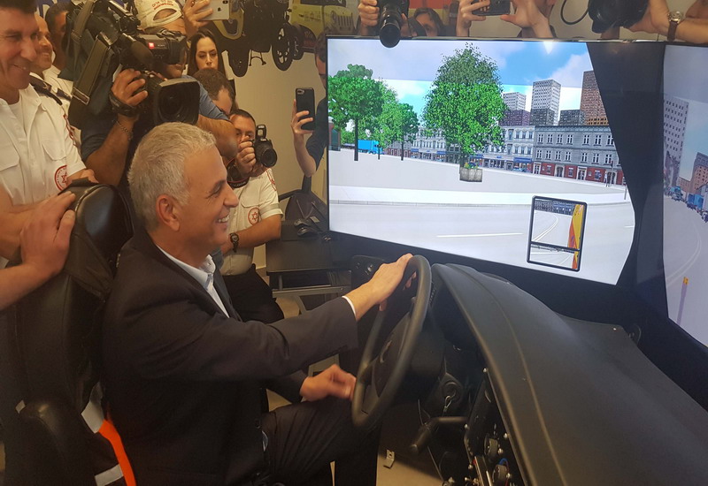 כחלון מתנסה בסימולטור