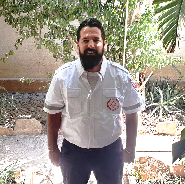 שלוש שנים לאחר שנפצע בתאונת דרכים קשה בה נהרג חברו, ועשרים וחמש שנה לאחר שאביו נהרג מירי:
