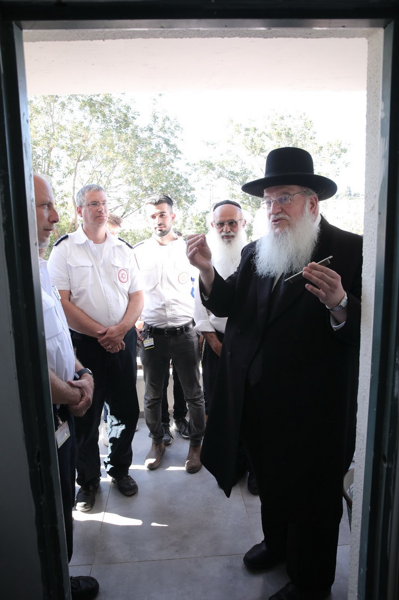 הרב זוננפלד קבע מזוזה במוקד מד"א בכפר חסידים