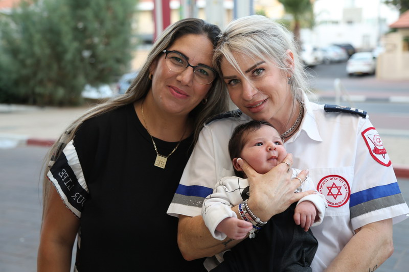 שלוש מכוניות מאחור