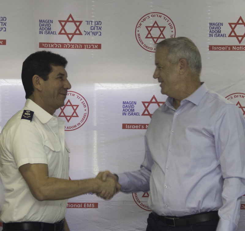 יו"ר כחול לבן ח"כ בני גנץ בביקור במד"א: