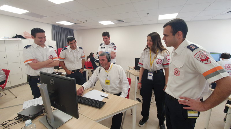 שר החינוך הרב רפי פרץ בביקורו במד"א