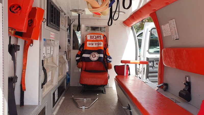 אמבולנס מד"א עבור חולי קורונה עם הפרדה אטומה בין תא הנהג לתא הנוסעים