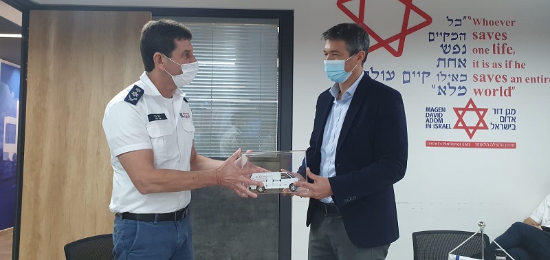 שר התקשורת יועז הנדל בביקור במוקד הלאומי של מד"א