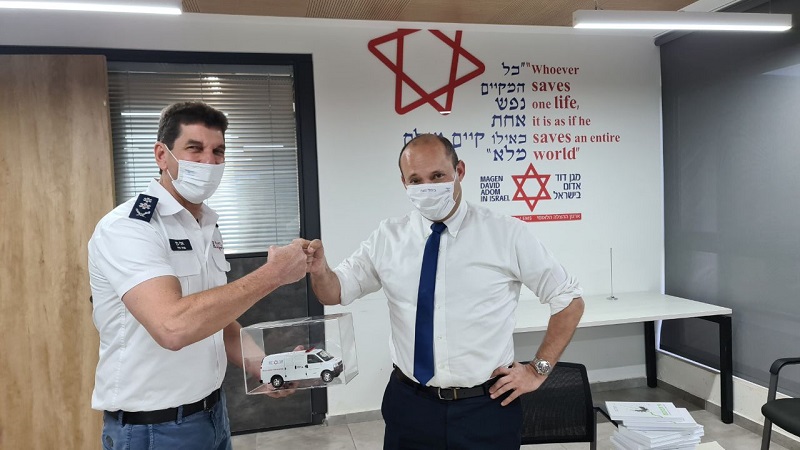 שר הביטחון לשעבר ויו״ר ימינה ח"כ נפתלי בנט בביקור במוקד הלאומי של מד"א: