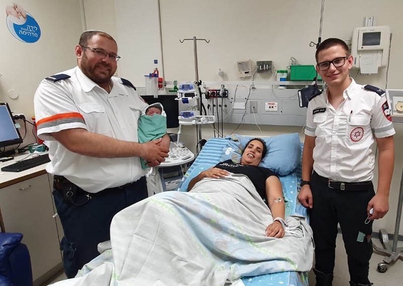 צוות מד"א ילדו תינוקת בחניית בית החולים