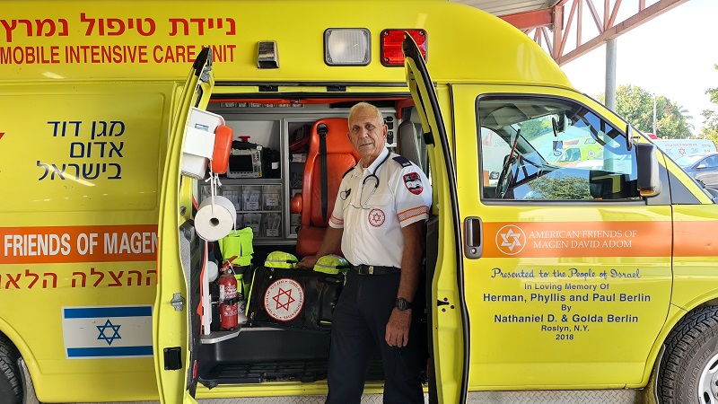בן 73 - בוגר קורס פרמדיקים המבוגר ביותר במגן דוד אדום