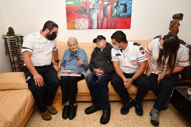 באמצעות אמבולנס המשאלות של מגן דוד אדום: