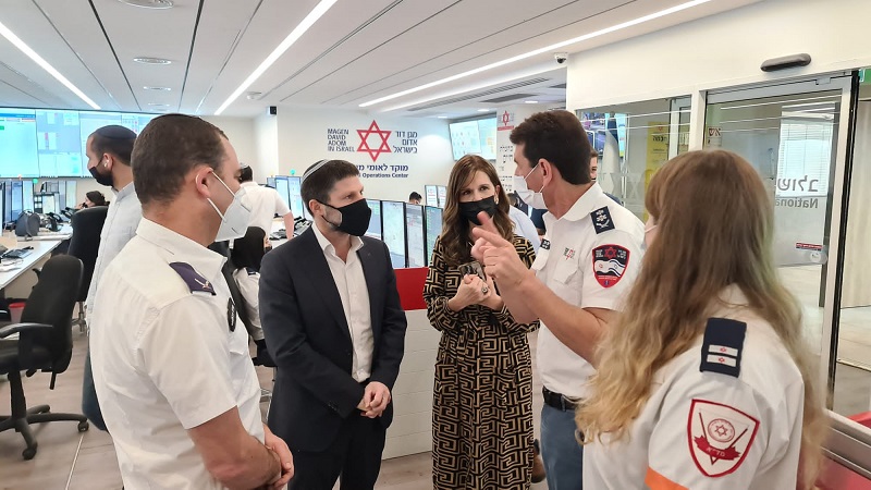 חברי הכנסת בצלאל סמוטריץ ומיכל וולדיגר בביקור במוקד הלאומי של מגן דוד אדום: