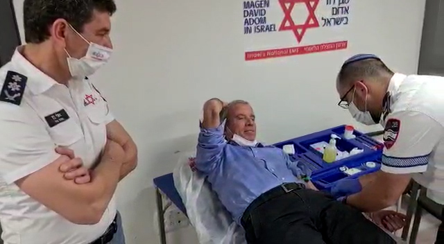 שר המודיעין ביקר במוקד הלאומי של מגן דוד אדום וכששמע על המחסור החמור בדם תרם דם: