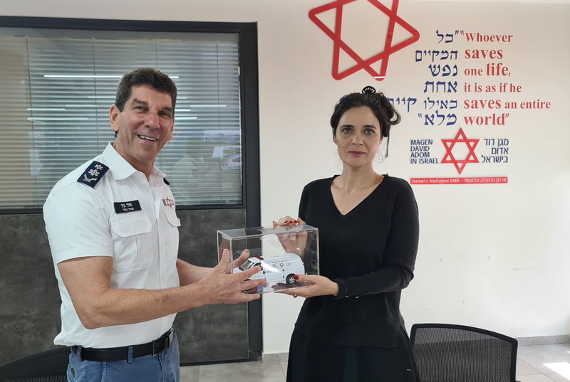 סגנית יו״ר הכנסת ח"כ אמילי מואטי בביקור במגן דוד אדום: