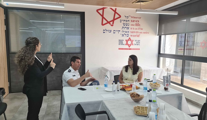 חה"כ שירלי פינטו, בביקור במגן דוד אדום