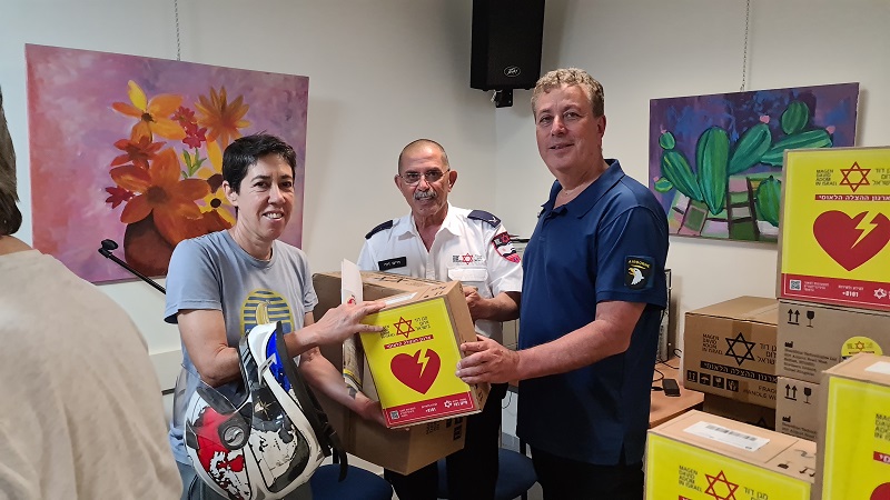 עשרות מכשירי מפעם (דפיברילטור) הוצבו בבנייני מגורים בקרית אונו ויאפשרו לדיירים לתת מכת חשמל עד הגעת צוותי מד"א
