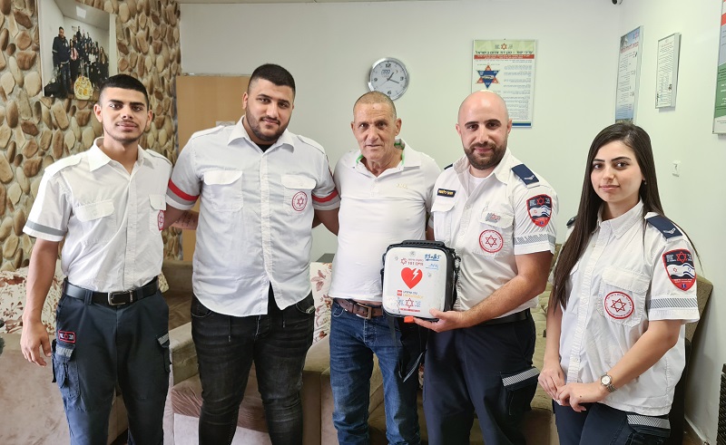 לקה בדום לב בתחנת מגן דוד אדום וניצל בזכות מפעם