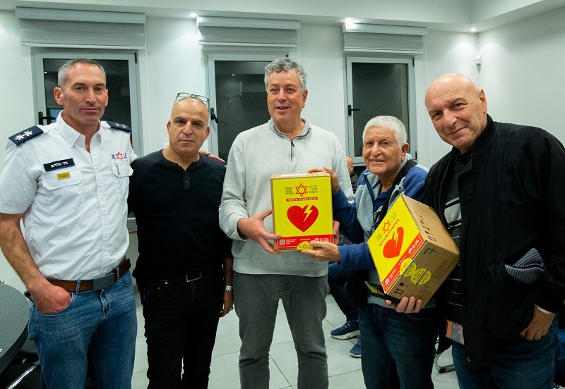 30 מכשירי מפעם (דפיברילטור) הוצבו ע"י וועדי בתים בבנייני מגורים בקרית אונו ומצטרפים ל-70 מכשירים שהוצבו בעיר בשנה האחרונה