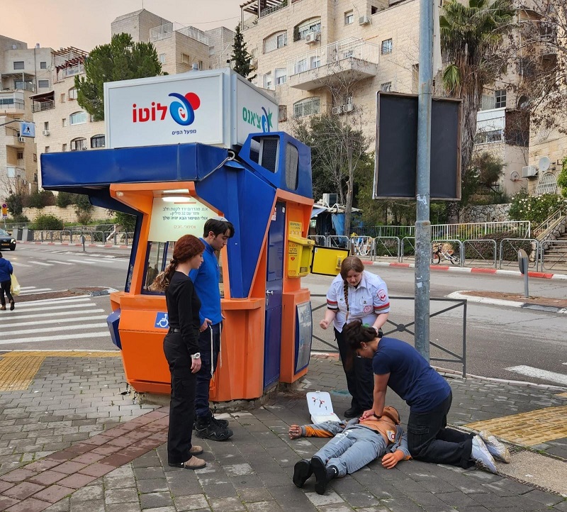 מד"א יפעיל מאות עמדות הדרכה לביצוע החייאה ושימוש במפעם