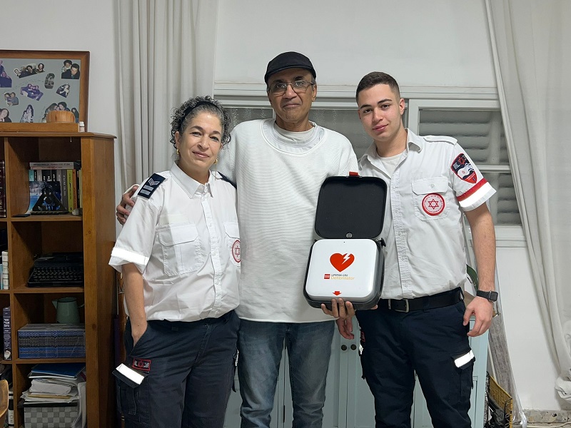 נהג המשאית לקה בדום לב וניצל בזכות דפיברילטור
