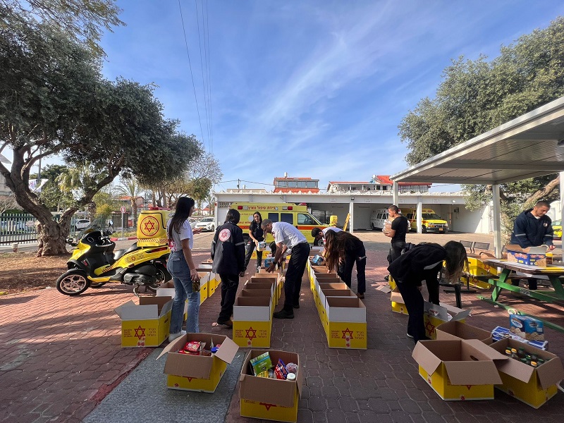 אלפי חבילות מזון למשפחות מועטות יכולת ממתנדבי מד"א