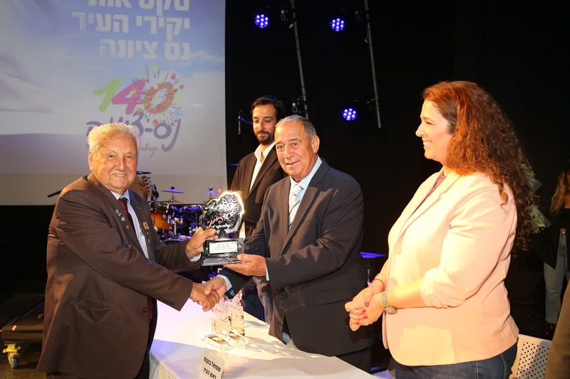 אות יקיר נס ציונה הוענק למתנדב מד"א משה פולק