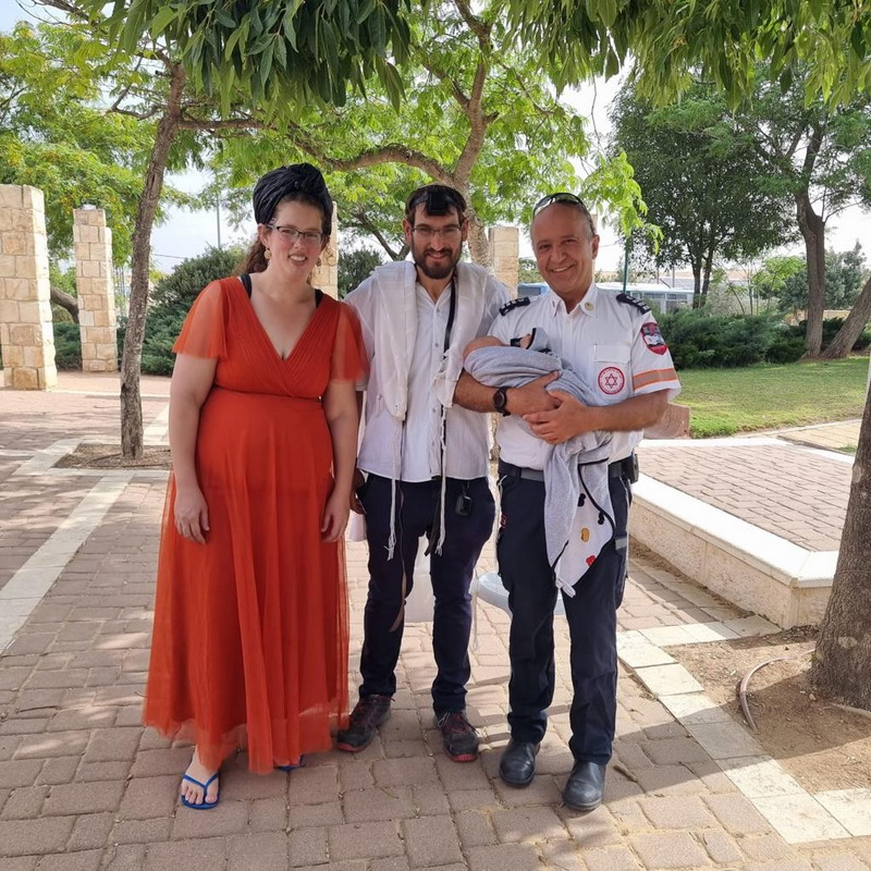 הפראמדיק הוזמן כאורח כבוד לברית של התינוק שיילד