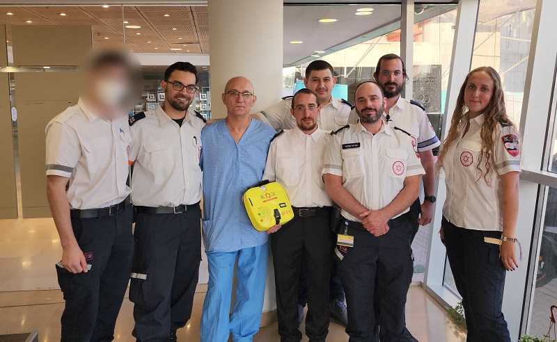 התמוטט במהלך צעדת הבוקר וניצל בזכות עמדת דפיברילטור 