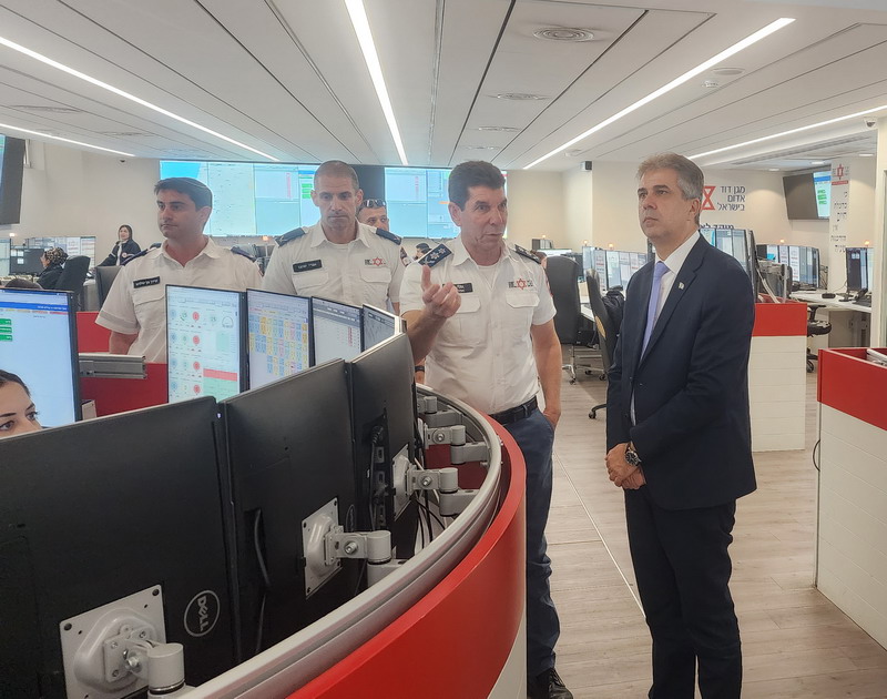 שר החוץ אלי כהן בביקור במגן דוד אדום: