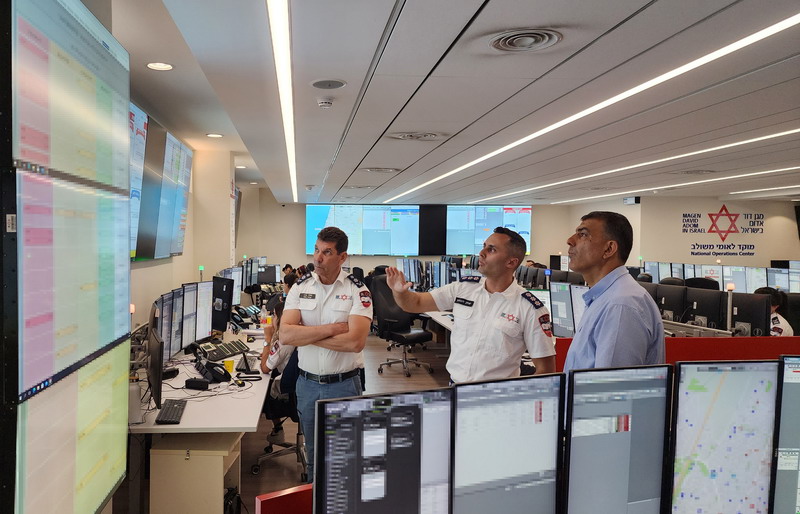 ח"כ יאסר חוג'יראת בביקור במגן דוד אדום: