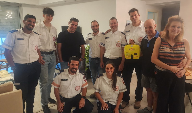 התמוטט במהלך הליכה - וניצל בזכות מכשיר מפעם (דפיברילטור)