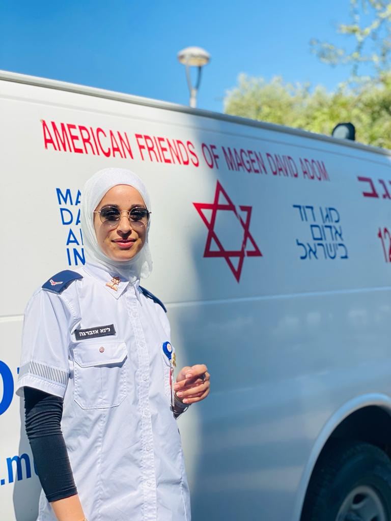 לינא בת ה-23 היא נהגת האמבולנס הבדואית הראשונה בכסייפה