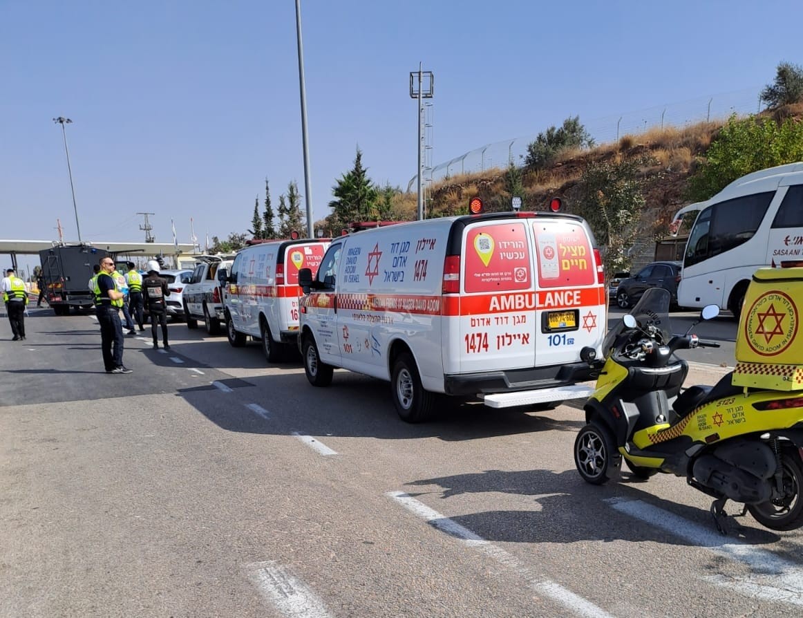 הרוג וחמישה פצועים בפיגוע דריסה בכביש 443