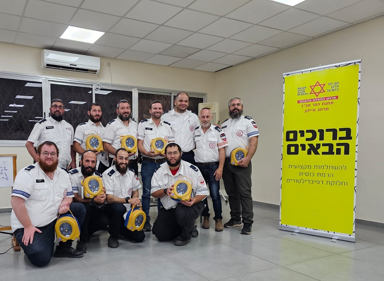 10 דפיברילטורים חולקו לכונני מד"א בכפר חב"ד וצפריה