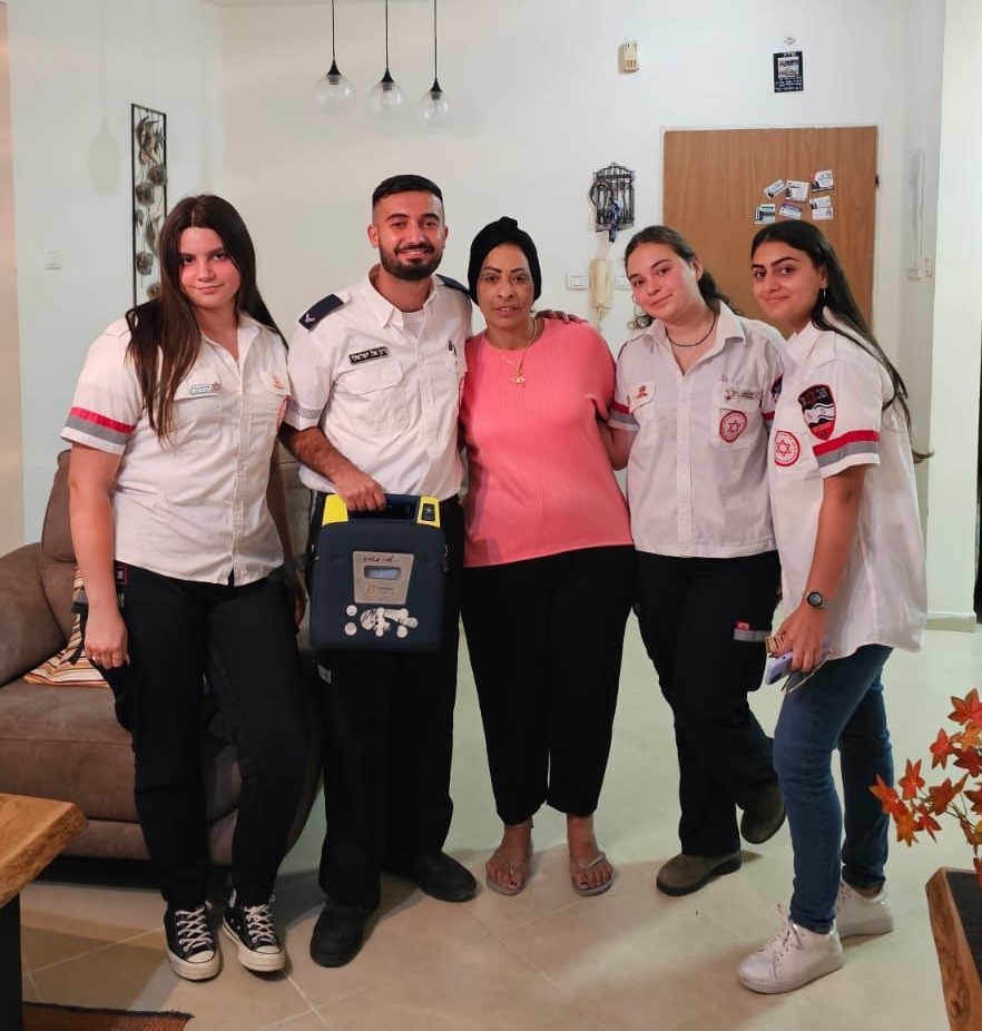 התמוטטה בביתה וניצלה בזכות מפעם (דפיברליטור)
