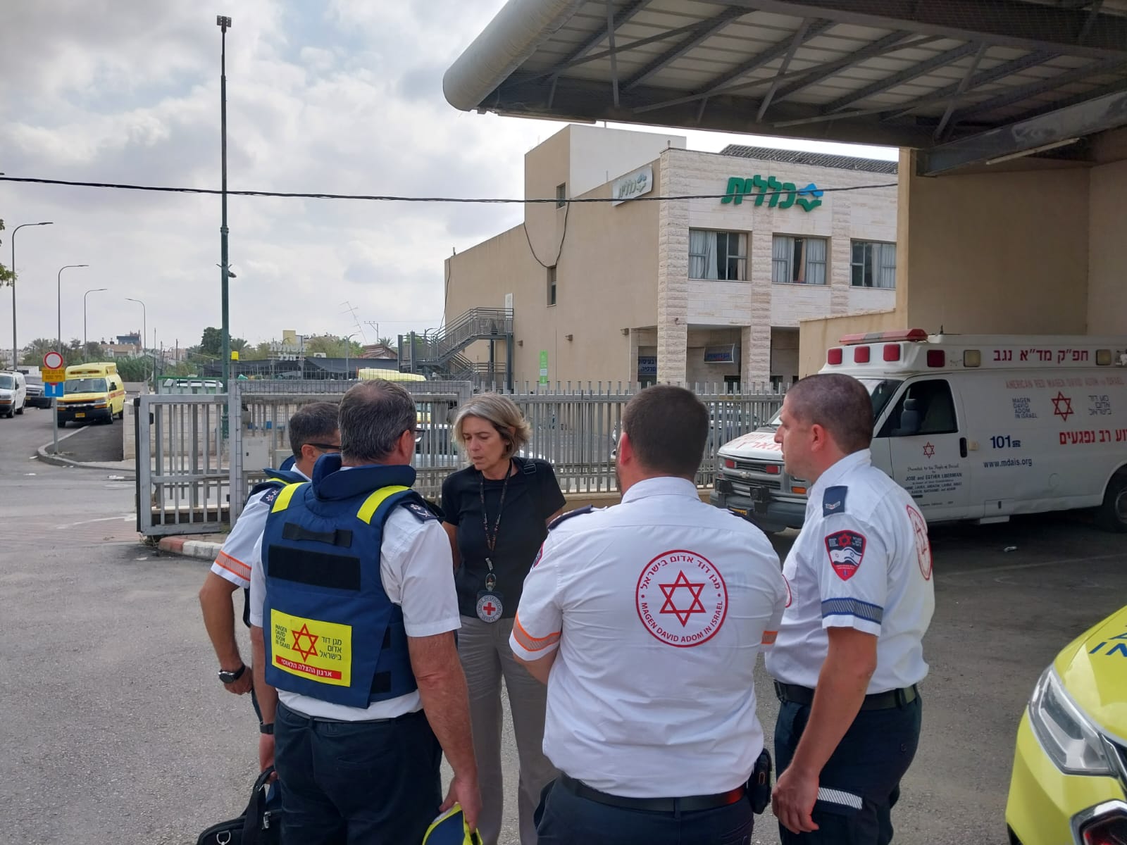 ראש משלחת הצלב האדום פגשה את צוותי מד"א בדרום