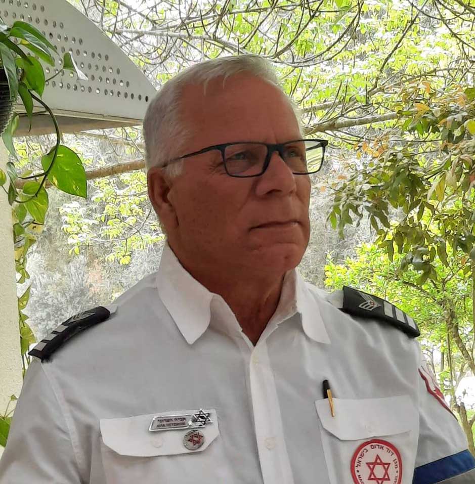 החובש הבכיר אביה חצרוני נרצח על ידי מחבלים בביתו שבקיבוץ בארי