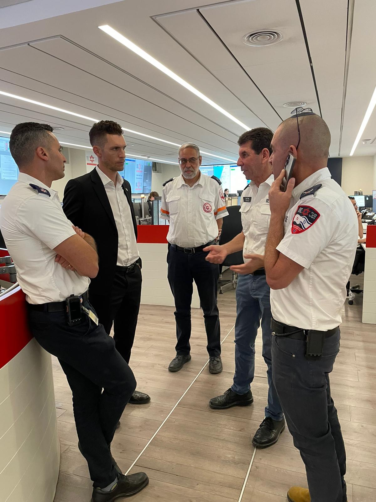 ברקע המלחמה: ח"כ עידן רול בביקור במגן דוד אדום