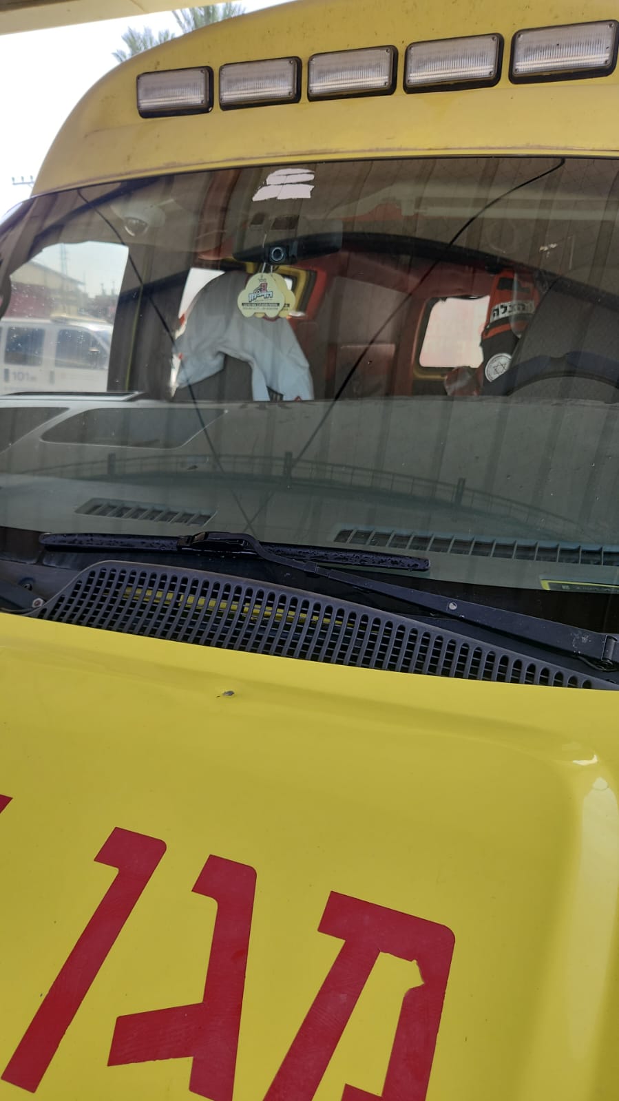 ניידת מד"א נפגעה מירי במהלך נסיעה, הנהג ניצל בנס