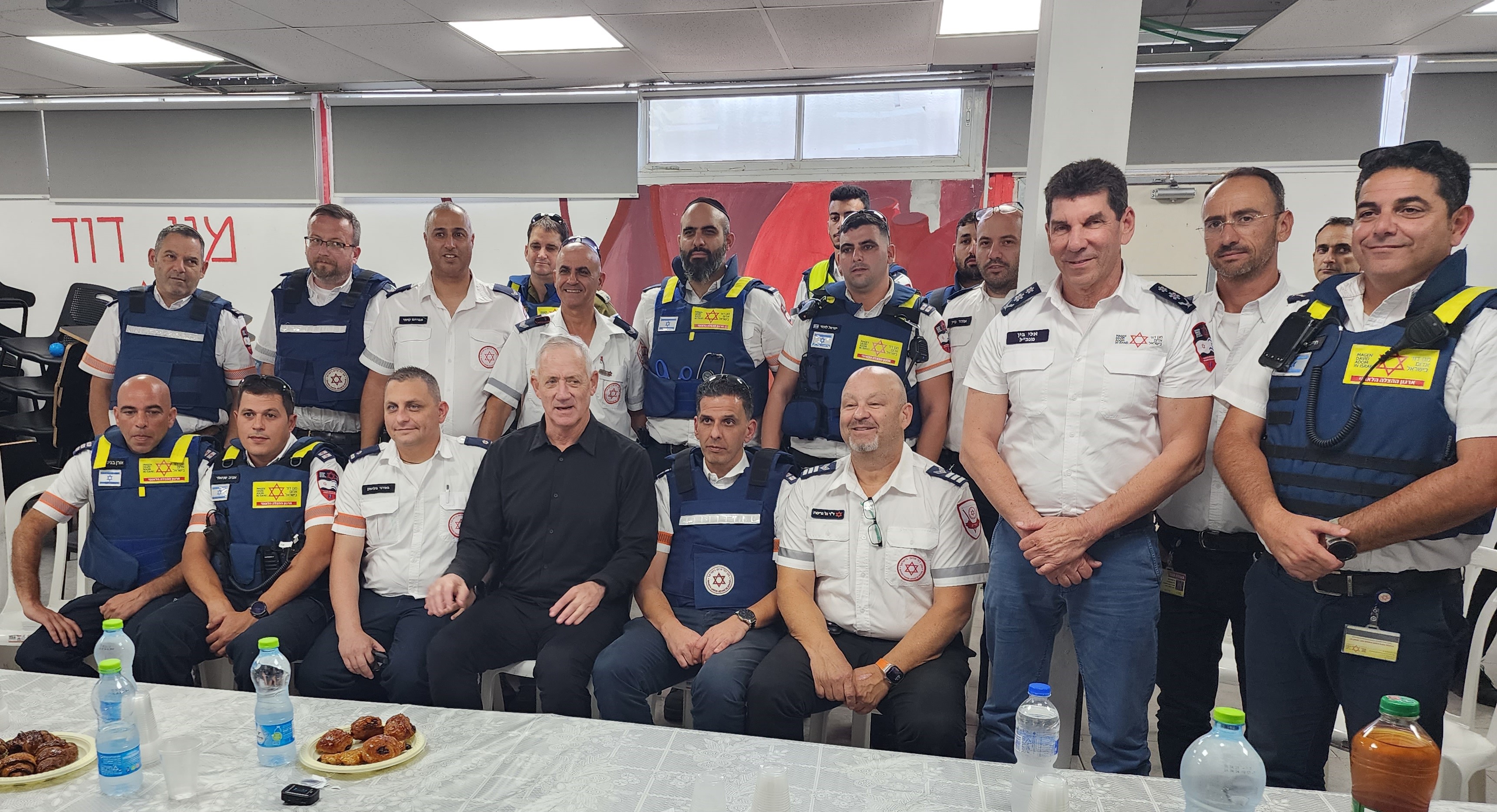 בני גנץ נפגש עם צוותי מד"א שפועלים בדרום הארץ