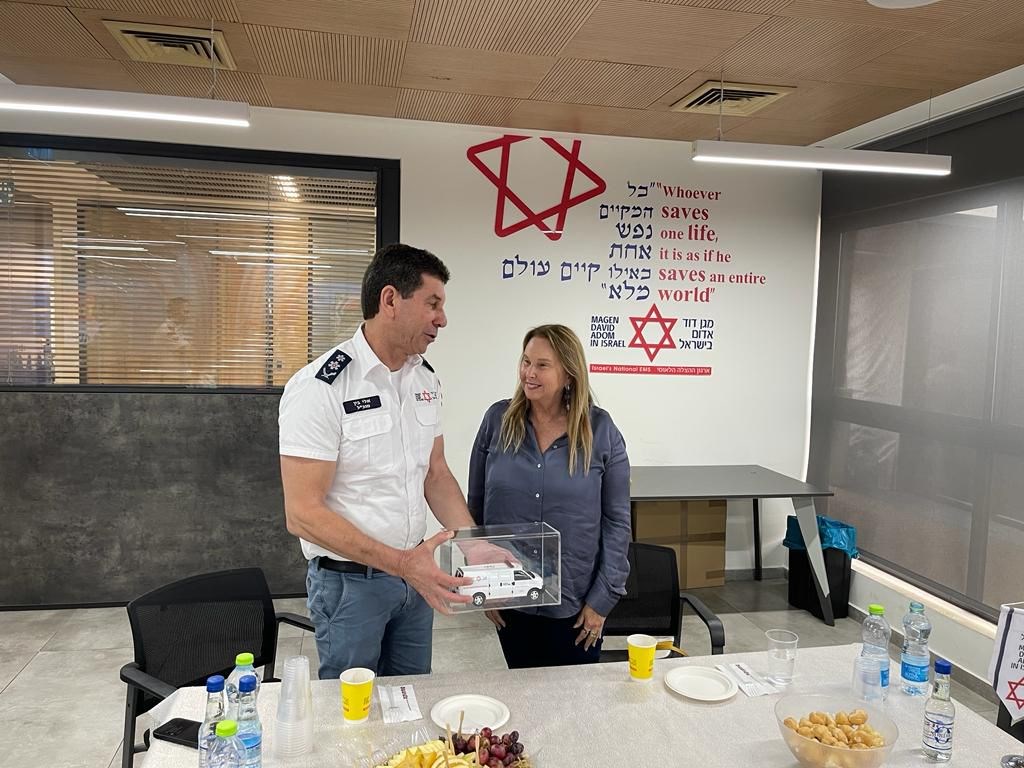 מלחמת "חרבות ברזל" – שרי אריסון בביקור במגן דוד אדום:
