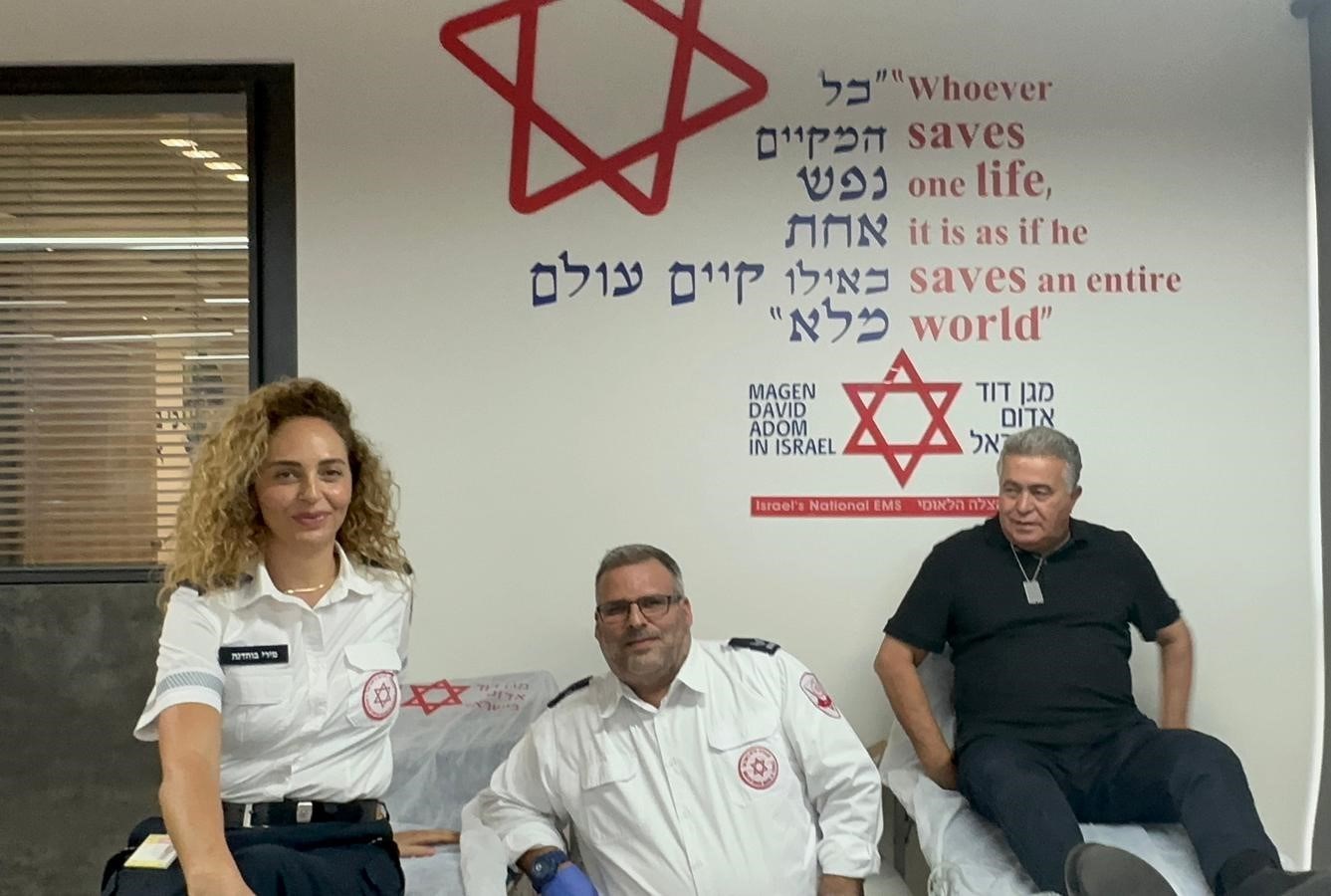 יו"ר התעשייה האווירית ושר הביטחון לשעבר, עמיר פרץ ביקר במגן דוד אדום, תרם דם והשתתף בכתיבת אות בספר תורה