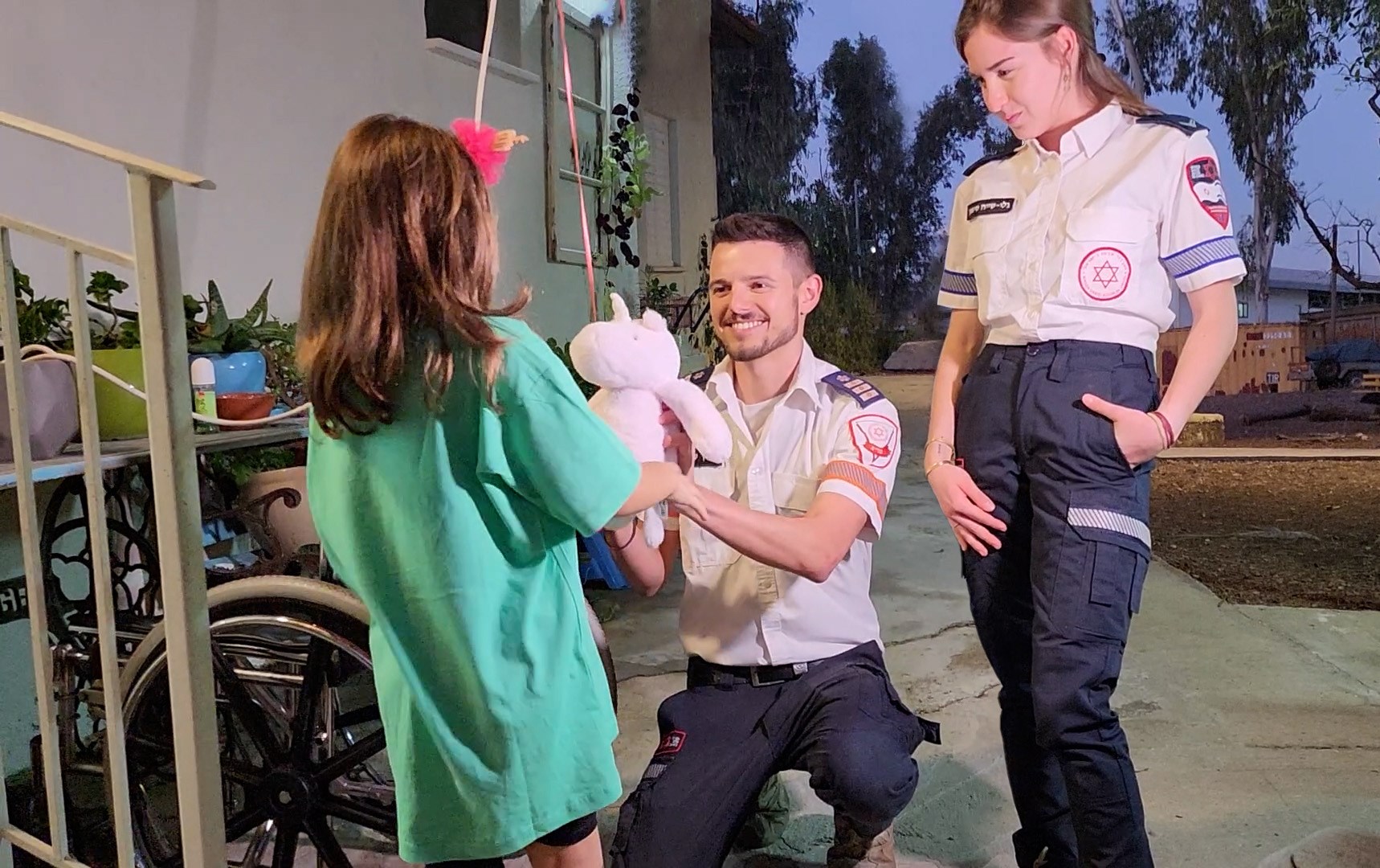 סגירת מעגל: הפראמדיק וחובשת מד"א נפגשו עם בת ה-6 שהצילו