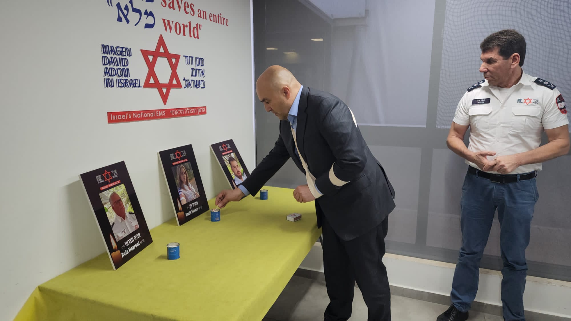 שגריר צרפת בישראל הדליק נרות לזכר אנשי מד"א שנרצחו ב-7 באוקטובר