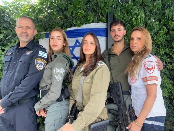 משפחה במלחמה: האם פראמדיקית במד"א, האב שוטר, הילדים במילואים ובמג"ב