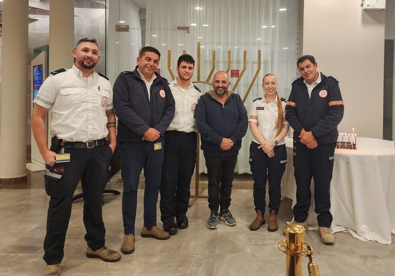 צוות מד"א מדליק נר שמיני עם רנ"ג רמי כהן שהצילו בשדרות