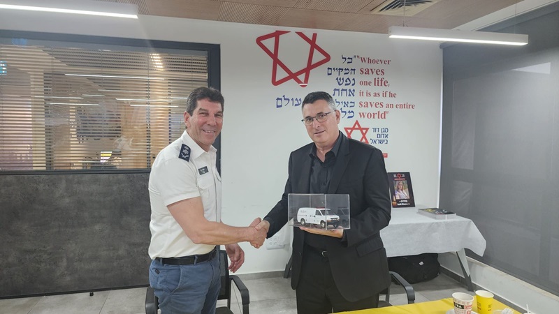 השר גדעון סער בביקור במוקד הלאומי של מד"א: "דלתי תמיד פתוחה בפניכם"