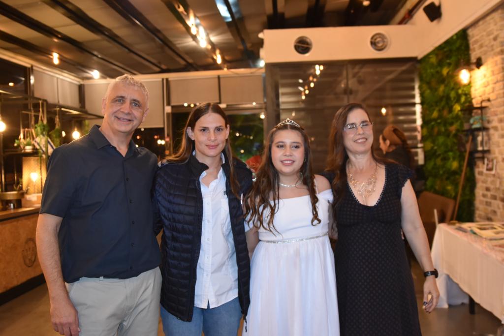תורנית המוקד חגגה עם בת המצווה שעזרה לילד