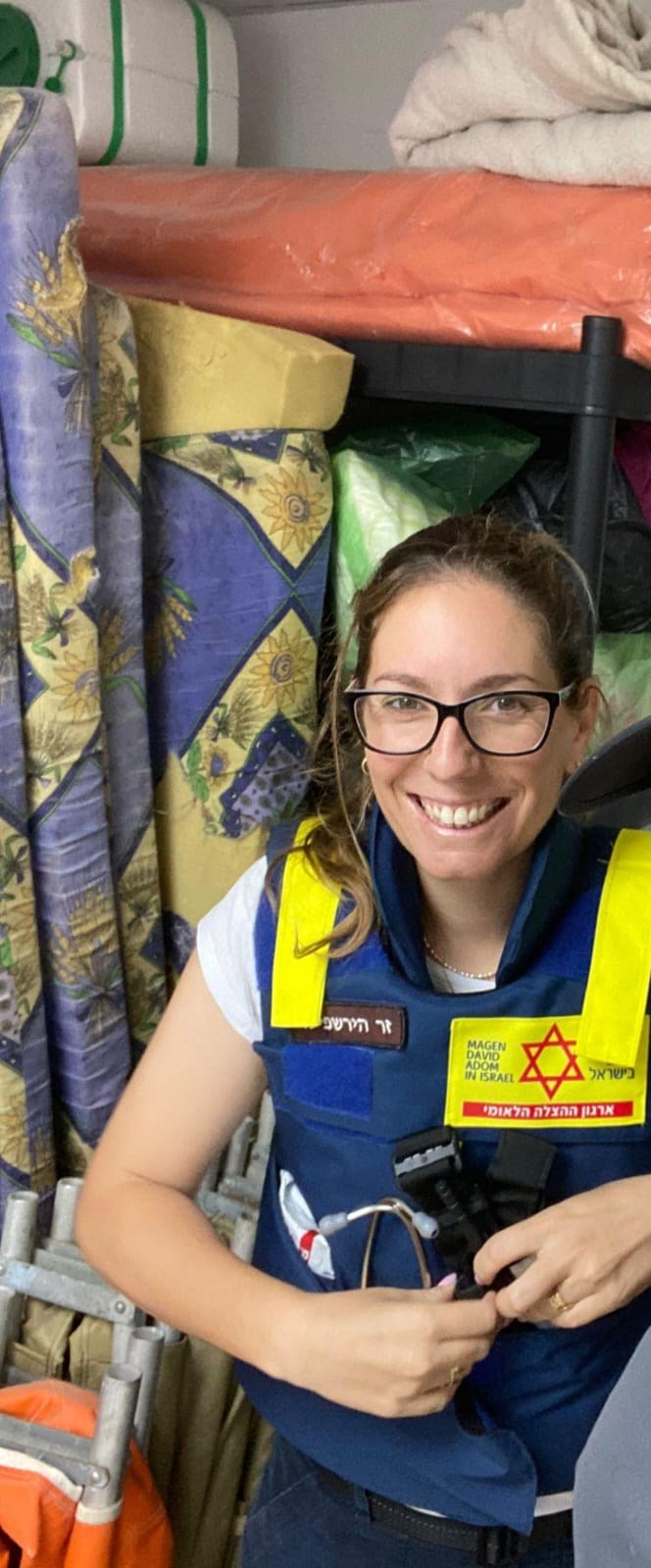 כן, היא יכולה: אמא, אשת לוחם, מפונה, פראמדיקית וגיבורה
