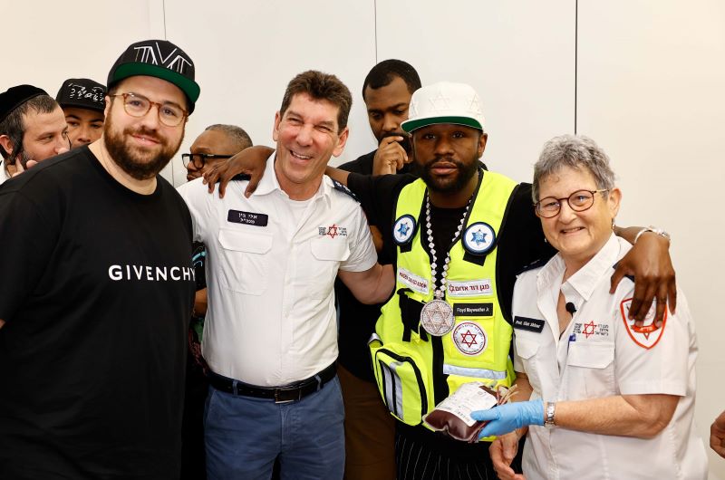 אלוף העולם באגרוף פלויד מייוות'ר ביקר בבנק הדם של מד"א