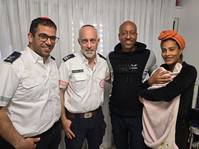 פראמדיק וחובש מיחידת האופנועים של מד"א יילדו אישה בפקק תנועה בלוד