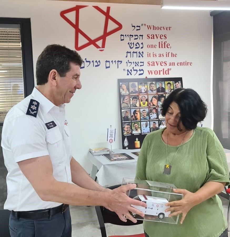 ח"כ מטי צרפתי הרכבי ביקרה במוקד הלאומי של מד"א