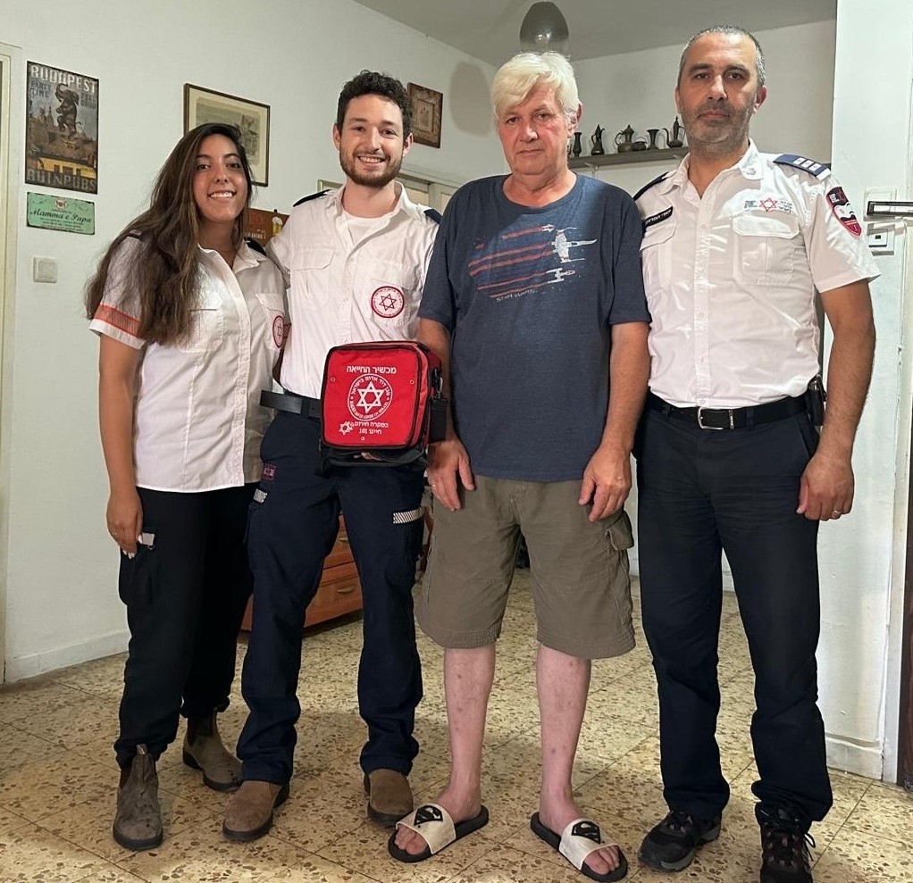 מזל: לקה בדום לב ברמזור, ברכב שאחריו היה חובש מד"א
